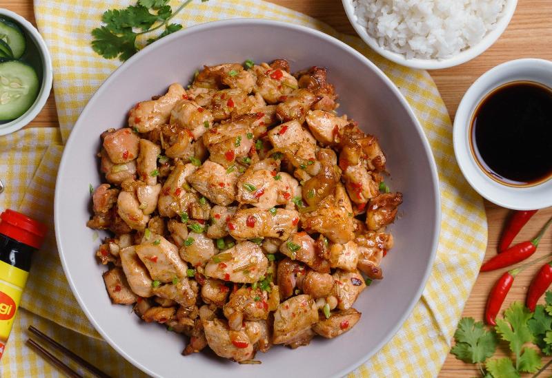 Đĩa ức gà xào sả ớt thơm lừng, màu sắc hấp dẫn, ăn kèm cơm trắng.